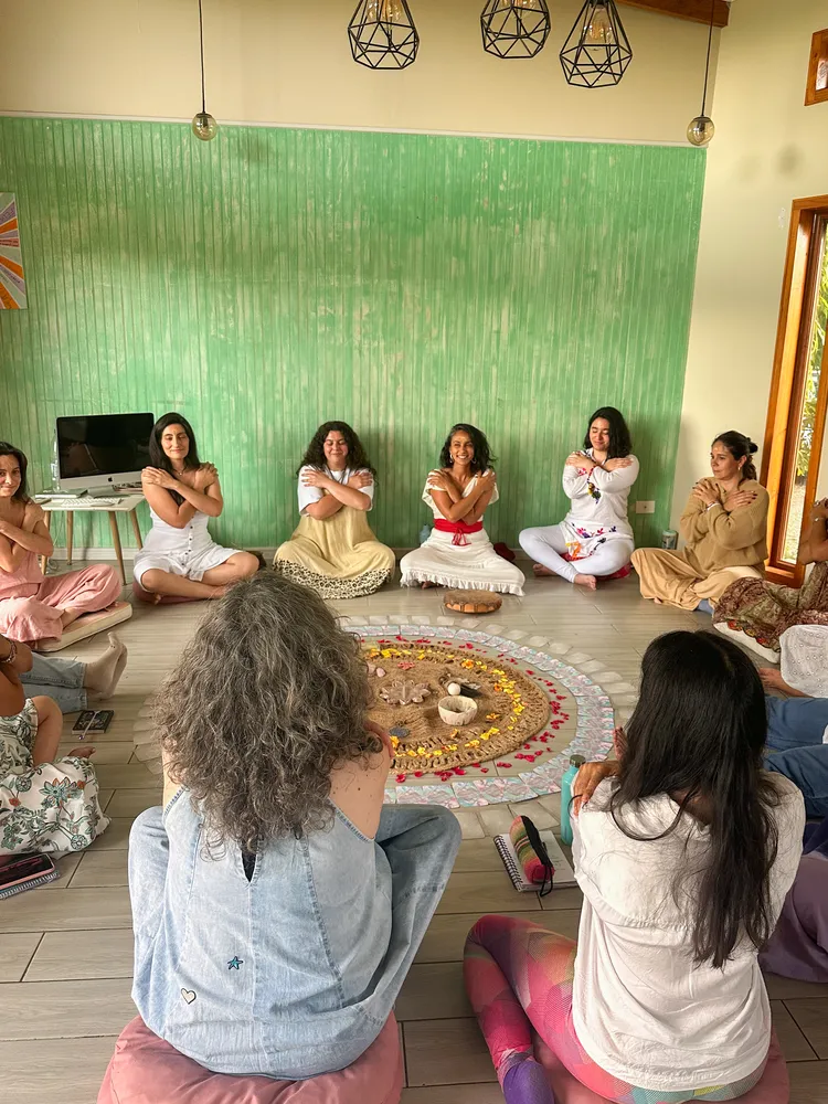 Círculo de mujeres con mandala central